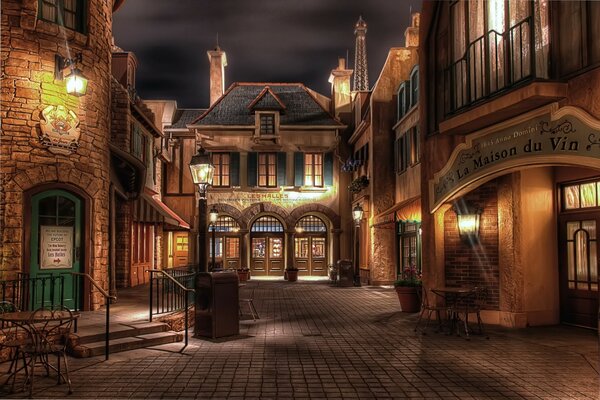 Rues nocturnes dans une petite ville médiévale