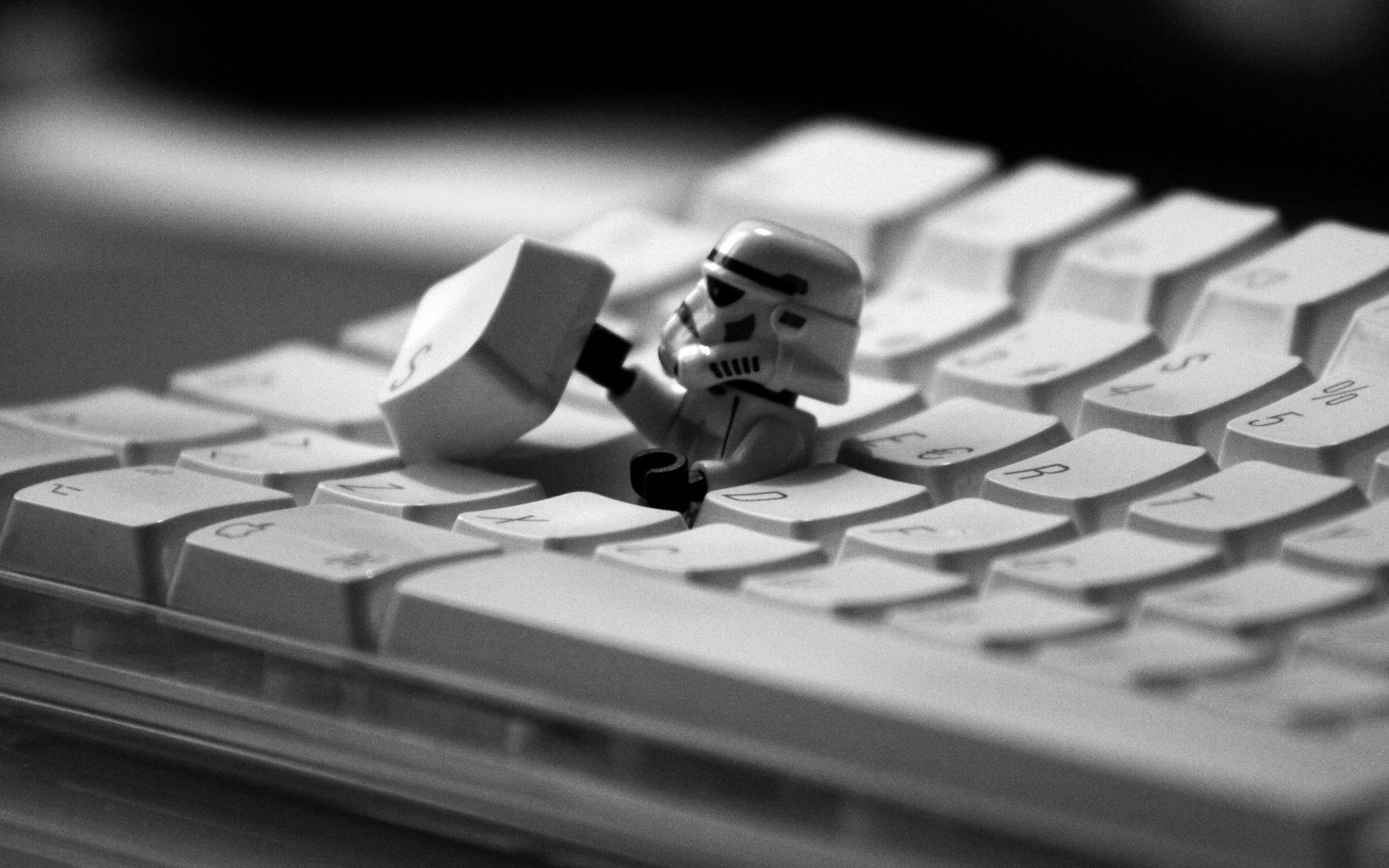 homme clavier réparation ordinateurs cyborg noir et blanc