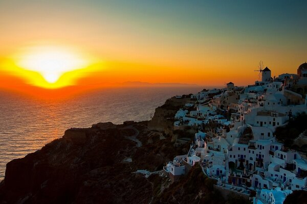 Petite ville au coucher du soleil
