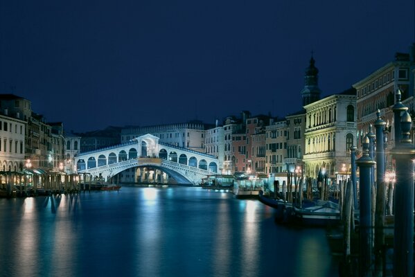 Pont vénitien sur le canal en Italie