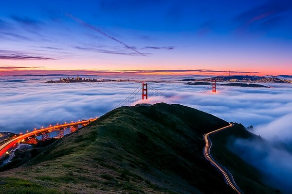 Lumières à travers le brouillard à San Francisco