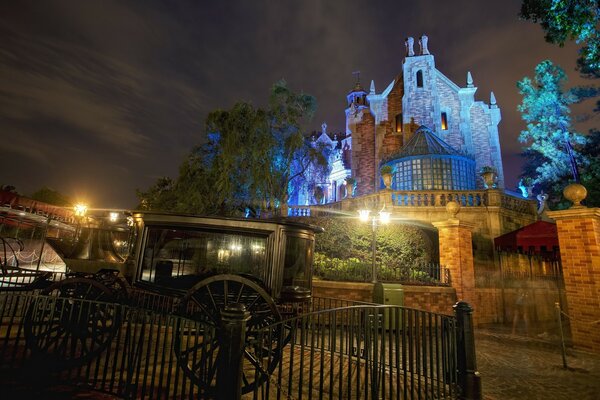 Vue sur Disneyland nocturne