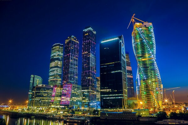 Moscou City dans les lumières de la ville de nuit