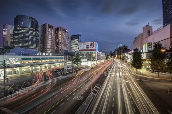 Japon Tokyo Mégalopole la nuit et les lumières des machines