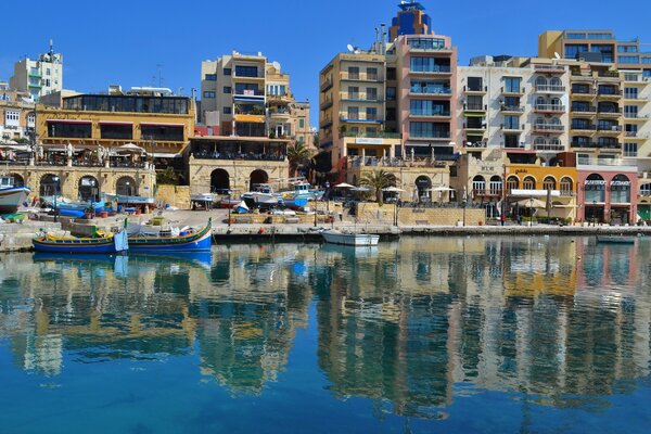 Maisons sur la côte de la ville de Malte