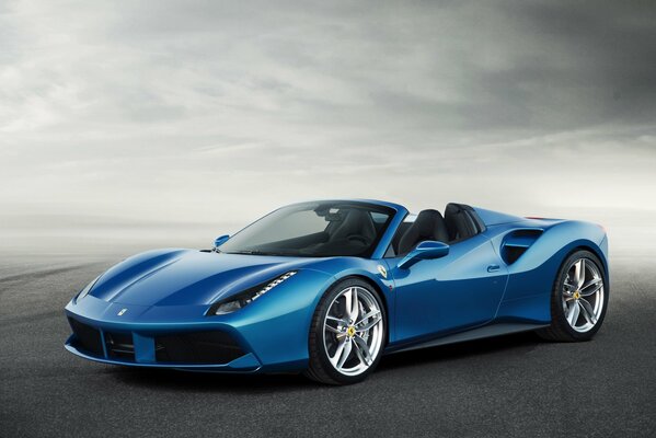 Bleu Ferrari de course sur la route dans le brouillard