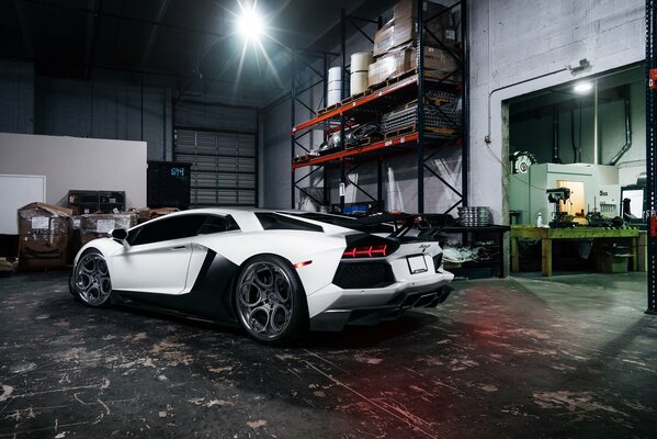 Tuning dans le garage Lamborghini blanc