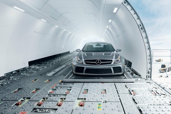 Voiture Mercedes argent dans l avion