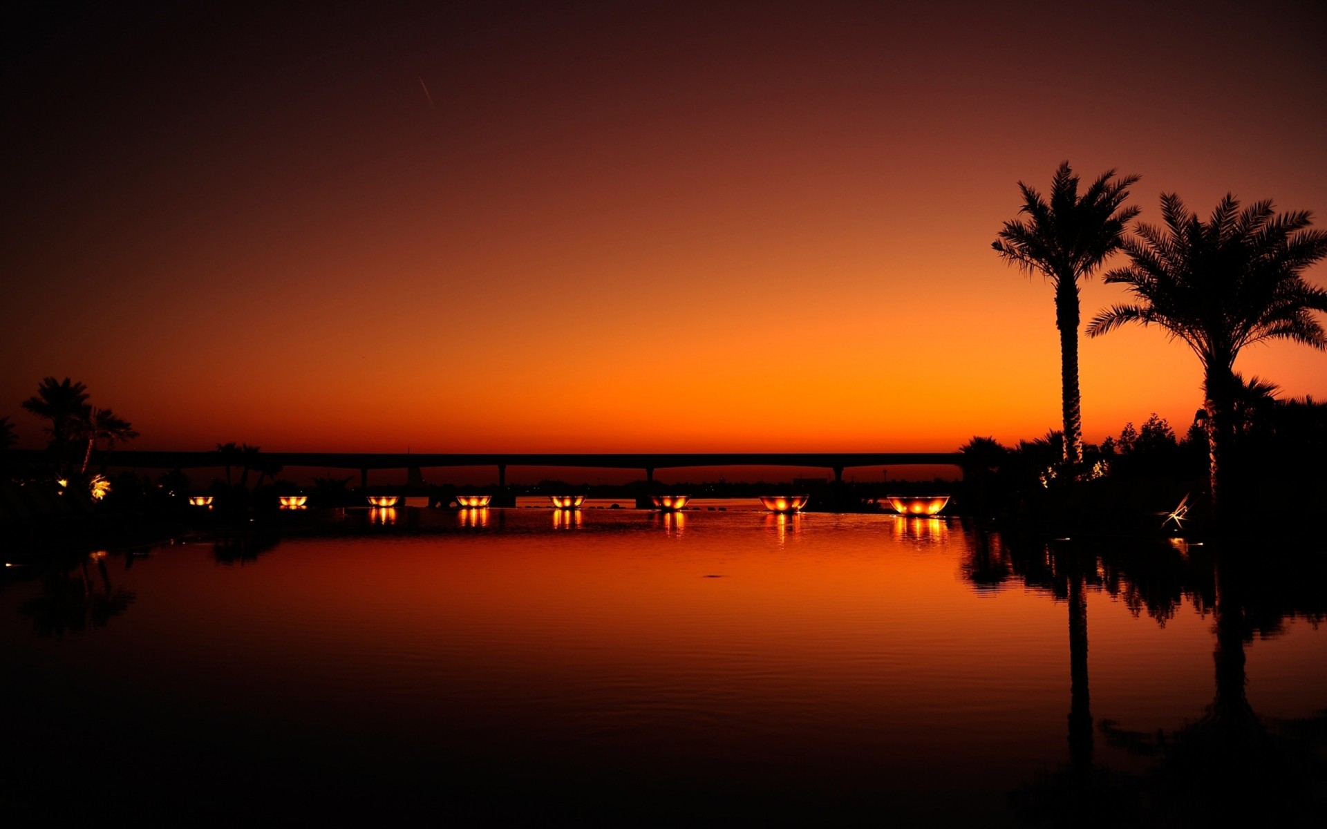dubaï nuit coucher de soleil palmiers réflexion lumière eau noir orange