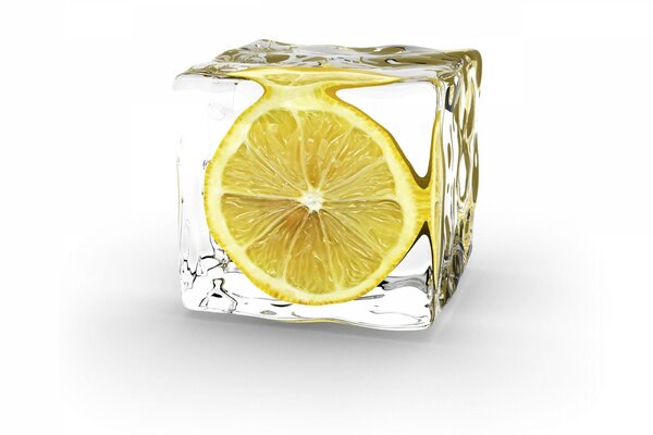 Citron aigre dans un glaçon