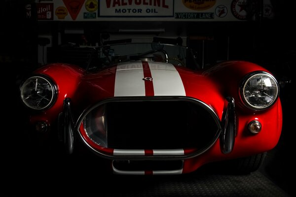 Voiture de sport classique dans le garage vue de face