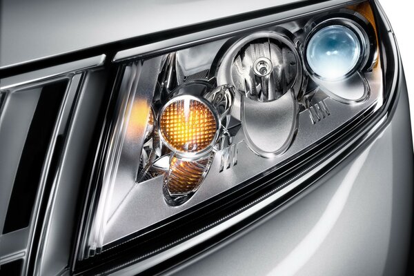 Beaux phares dans un cadre chromé