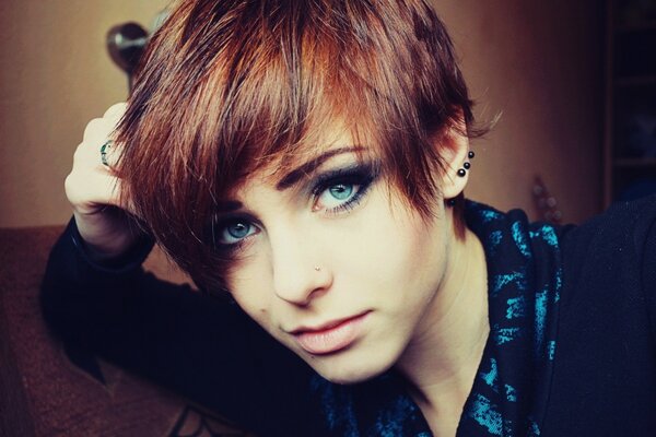 Le regard confiant d une fille aux yeux bleus