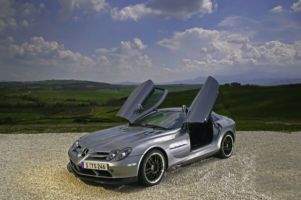 Les portes de cette Mercedes regardent dans les nuages. Appel accepté... Qui est plus rapide