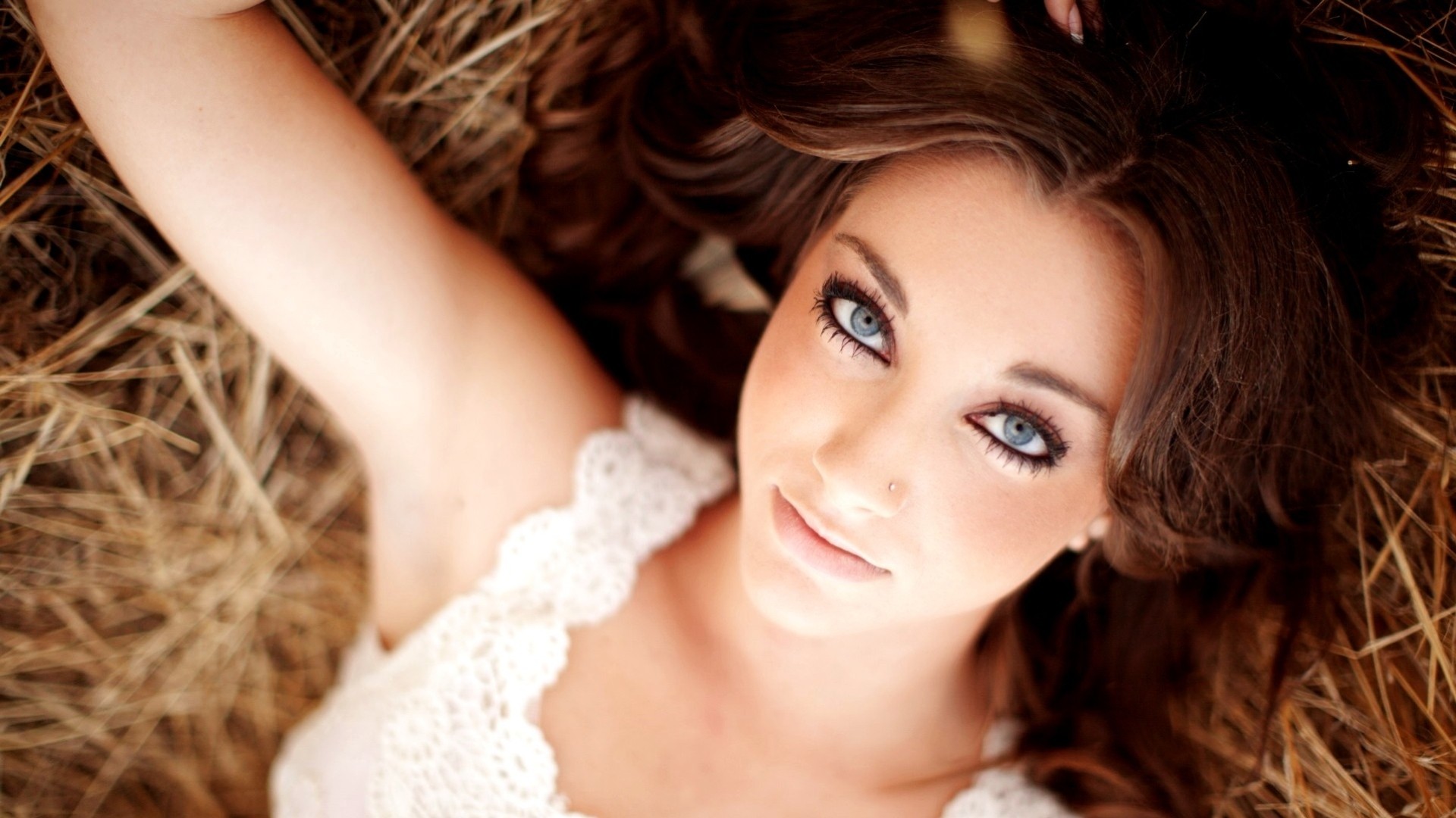 femme fille brunette oeil foin gros plan visage