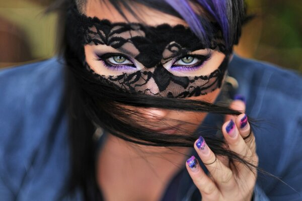Belle fille au masque noir