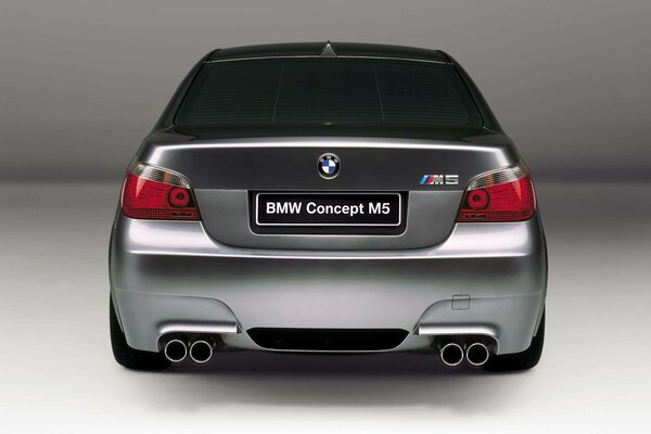 Bmw M5 avec coffre spacieux et 4 tuyaux d échappement