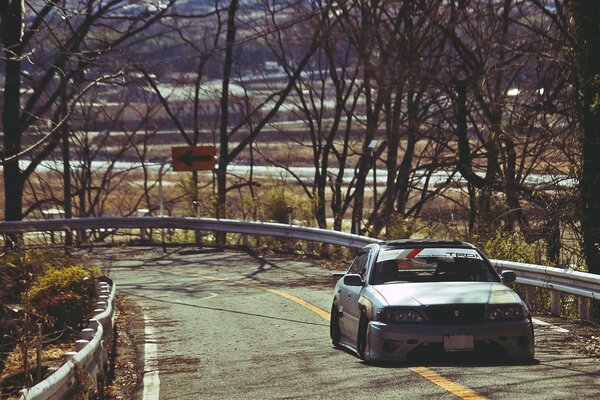 Photo de Toyota cresta sur le paysage de la route