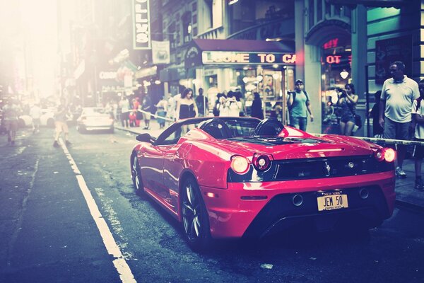 Voiture Ferrari en rouge dans la rue de la ville