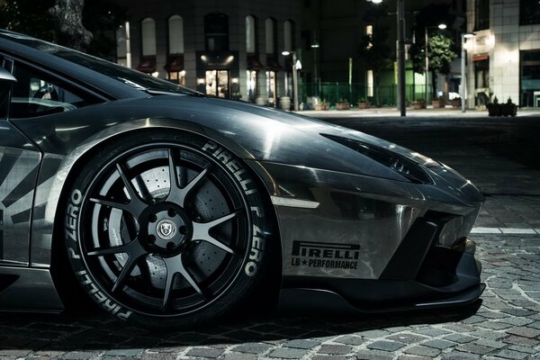 Lamborghini 2015 dans la rue de la ville de nuit