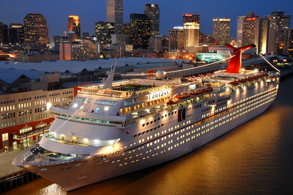 Paquebot de croisière sur le quai de la ville
