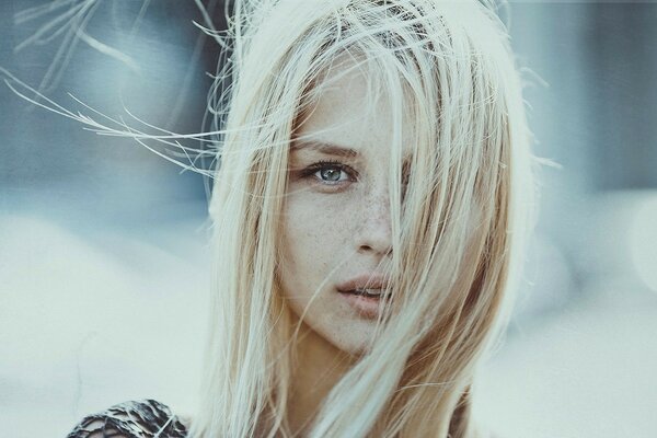 Belle fille blonde modèle