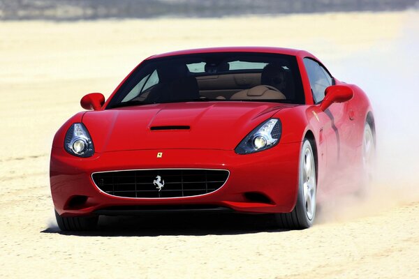Ferrari rouge en mouvement dans le désert