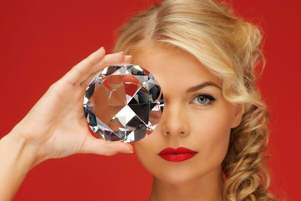 Fille avec rouge à lèvres rouge et gros diamant
