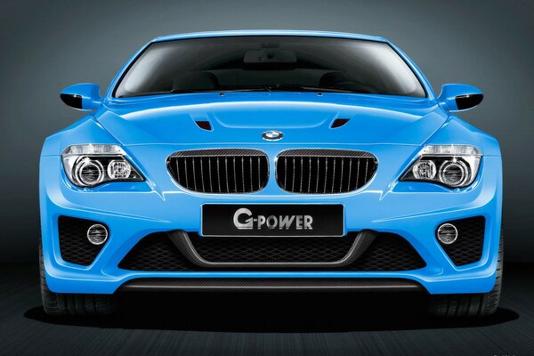 La puissante supercar bleue bmw m6_g se précipite à la rencontre