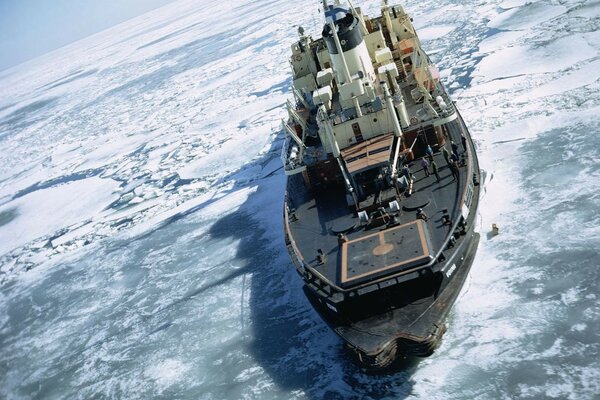 Navire dans l Arctique sur la banquise au milieu de l eau