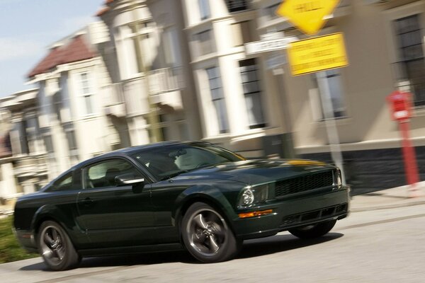 Ford Mustang sombre dans les limites de la ville