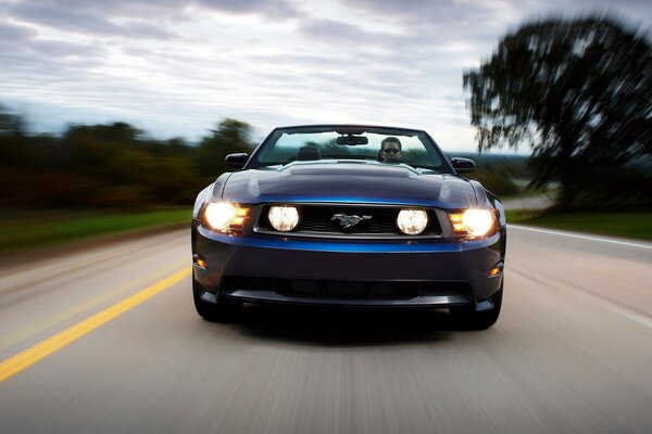 Voiture Mustang roule à pleine vitesse