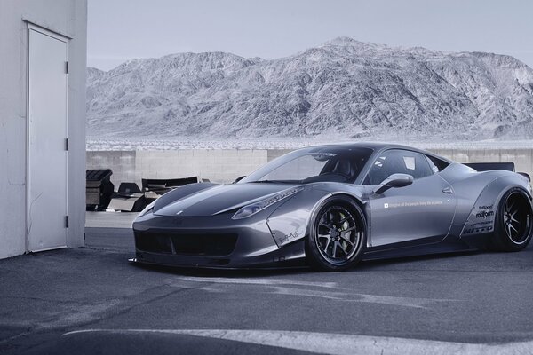 Ferrari tuning sur fond de montagnes