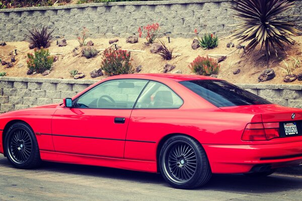 BMW rouge dans le pays chaud de 1997