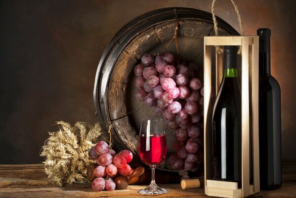 Vin dans un verre et raisins