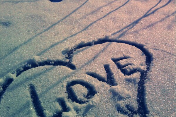 L amour dans le coeur sur la neige le soir
