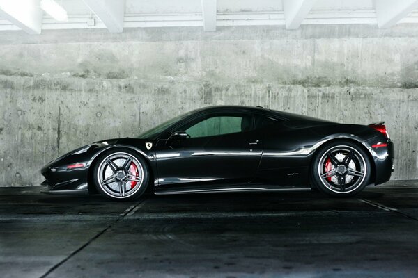 Ferrari 458 noir sur fond de mur