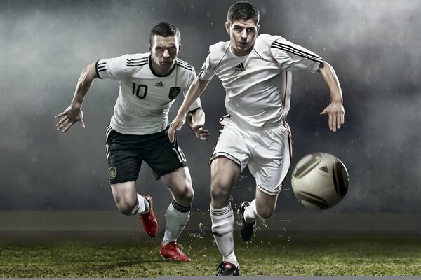Lutte brûlante pour le ballon sur le terrain de football