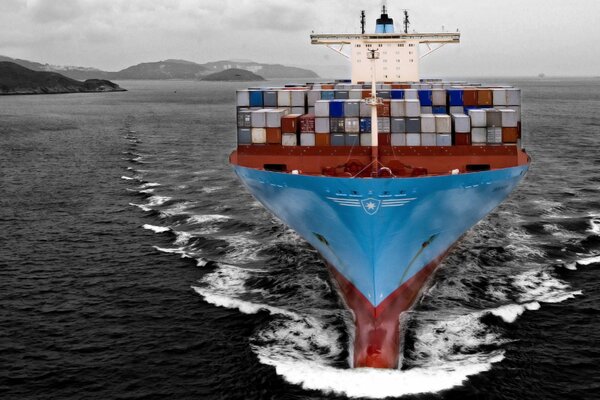 Cargo avec conteneurs en mer