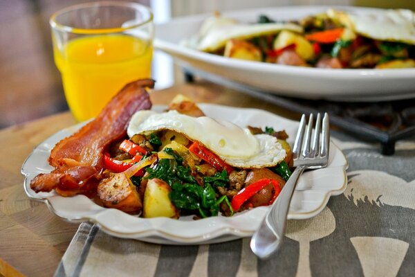 Petit-déjeuner au bacon avec des œufs et des légumes