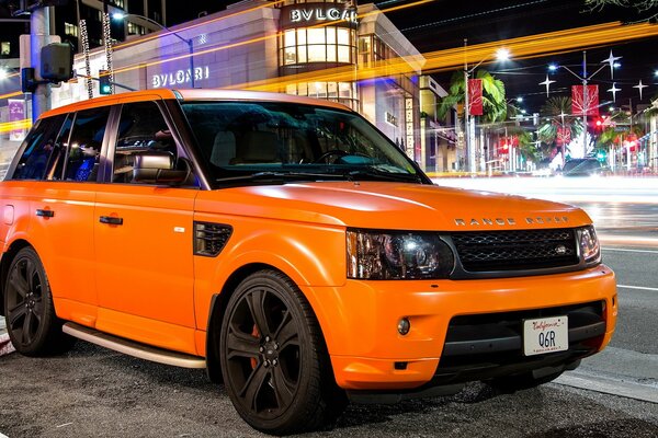 Voiture de sport orange mat