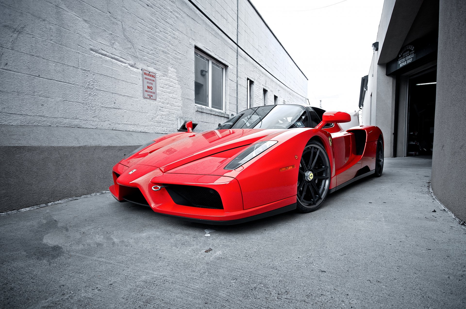 ferrari enzo red.side street ferrari rouge vue de face ruelle bâtiment fenêtre ciel