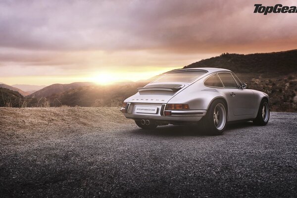 Petite Porsche sur fond de coucher de soleil