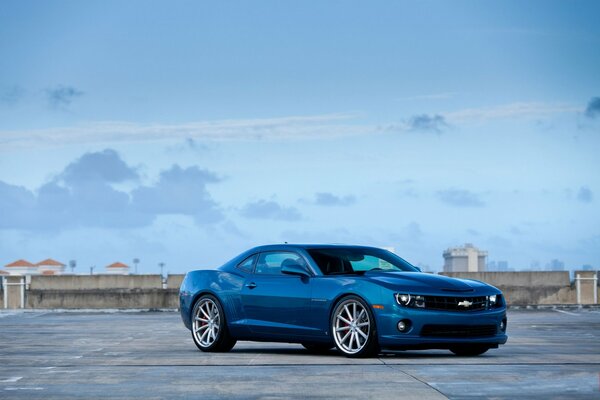 Bleu Chevrolet Camaro SS vue de face