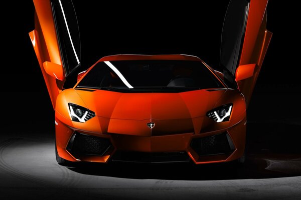 Lamborghini rouge avec portes ouvertes vers le haut