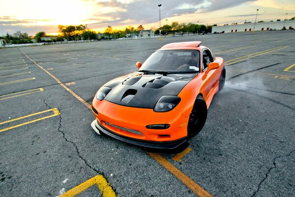 Orange sport Mazda dérive