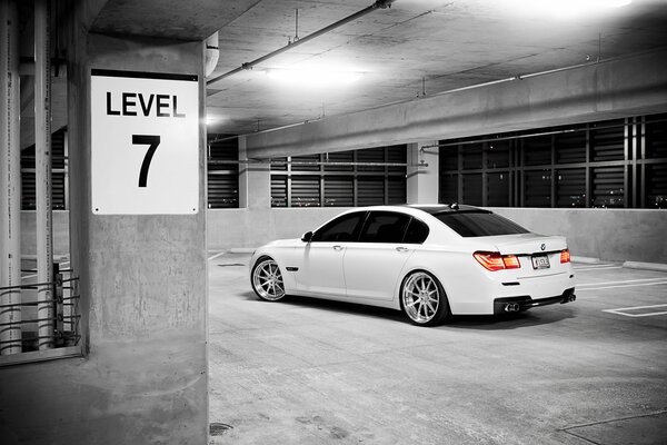 Voiture blanche debout sur le parking