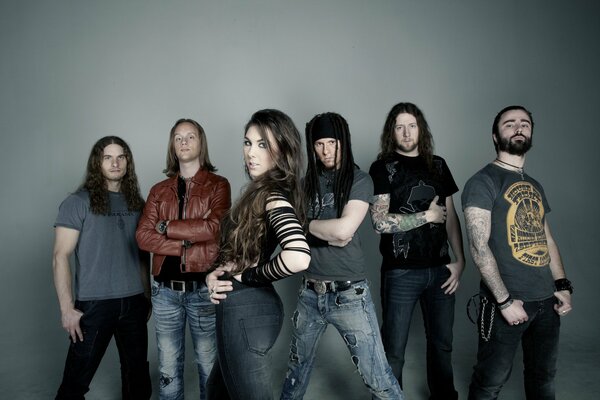 Musiciens de groupe de métal sur fond gris