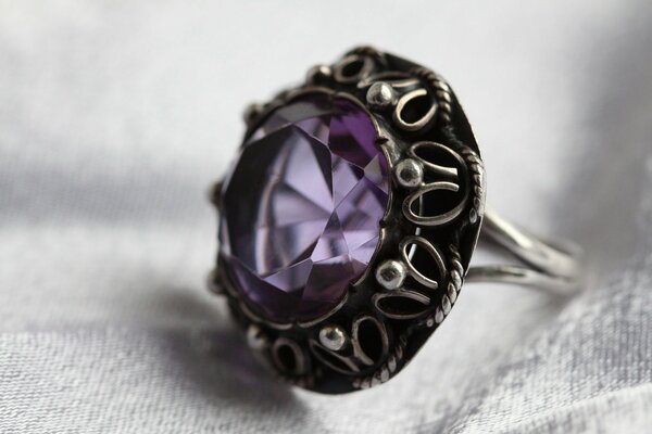 Bague en argent foncé avec INSERT en améthyste