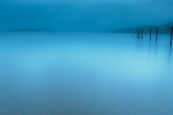 Brouillard sur le lac tout dans les tons bleus